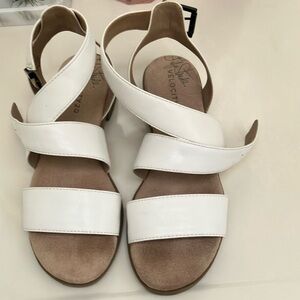 Life stride velocity 2.0 white leather sandals Size 7